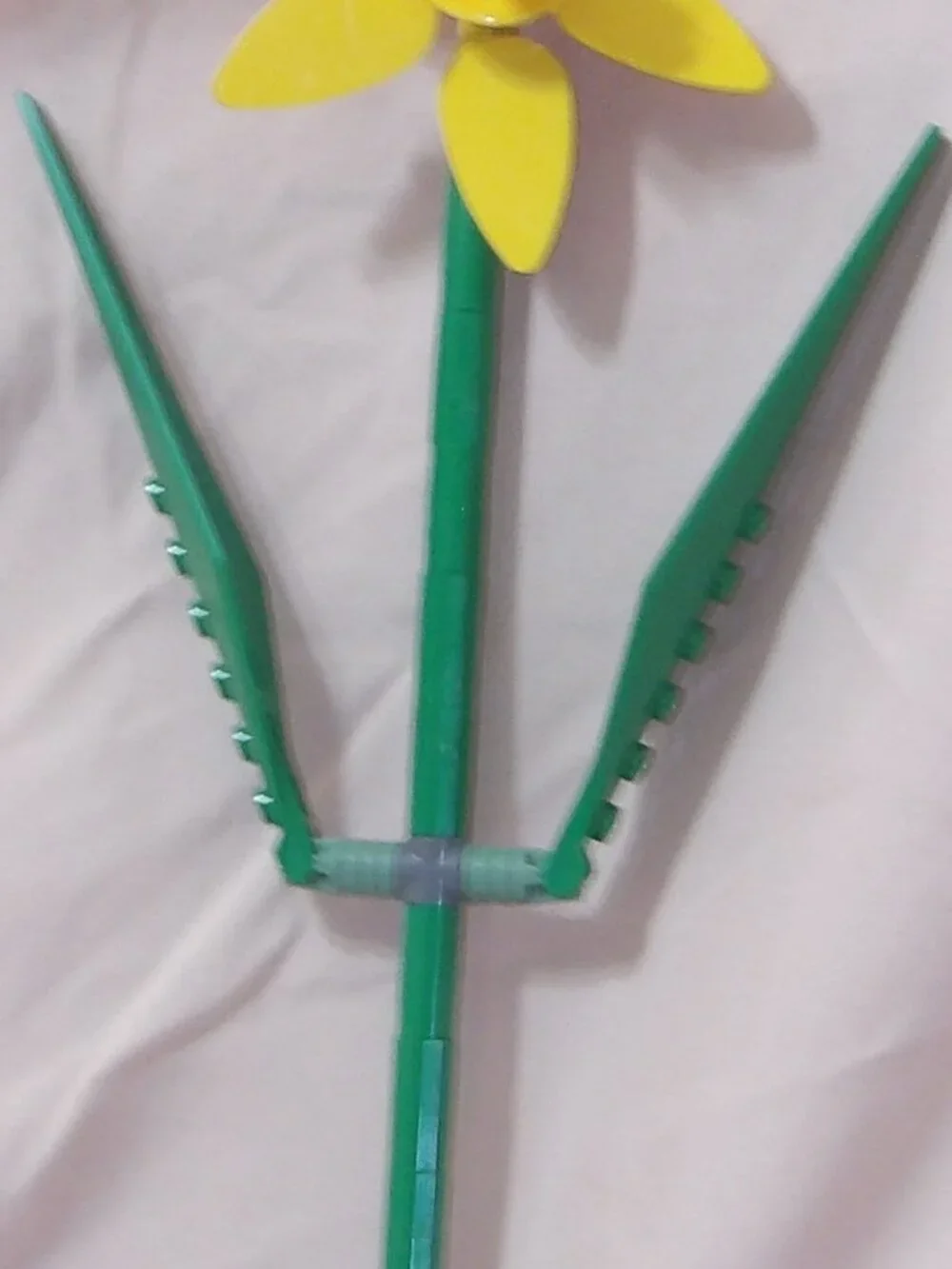 LEGO Botanical Flowers 1 pcs Daffodil Yellow - Individual Sale 40747 + Free Gift - Picture 4 of 5